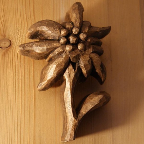 Edelweiss tallada y encerada a mano en nogal, madera de tilo, escultura, decoraci&oacute;n interior