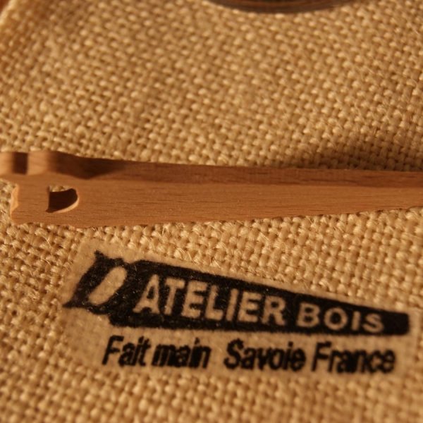 Figurita en miniatura de madera de haya maciza de 3 mm de grosor, decorada con un tronco navide&ntilde;o