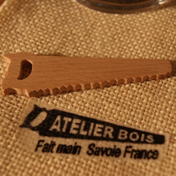 Figurita en miniatura de madera de haya maciza de 3 mm de grosor, decorada con un tronco navide&ntilde;o