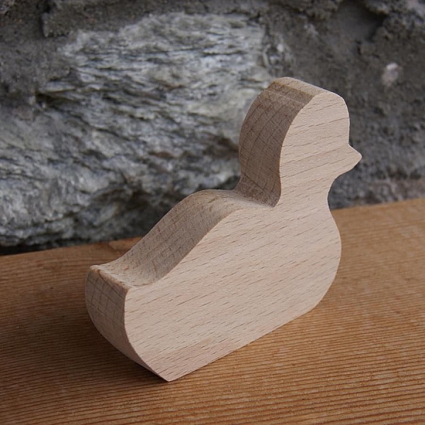 Marque-place canard en bois pour décoration de mariage rustique.