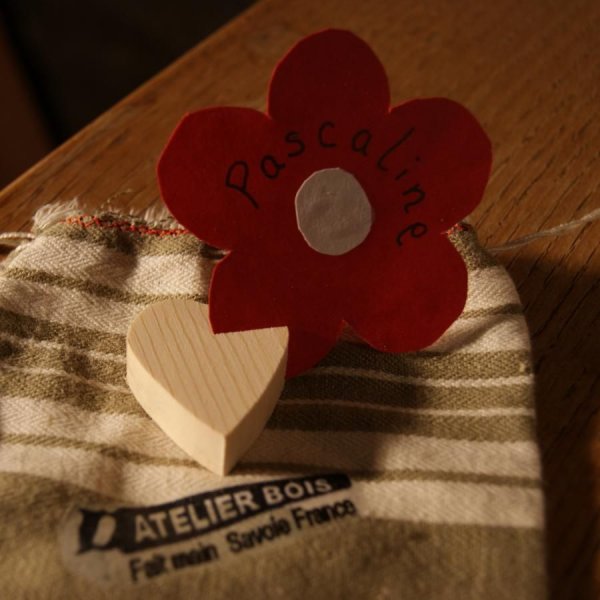 Tarjeta de sitio de coraz&oacute;n de abeto macizo, reutilizable, para decorar, por 10, etiqueta de nombre de boda