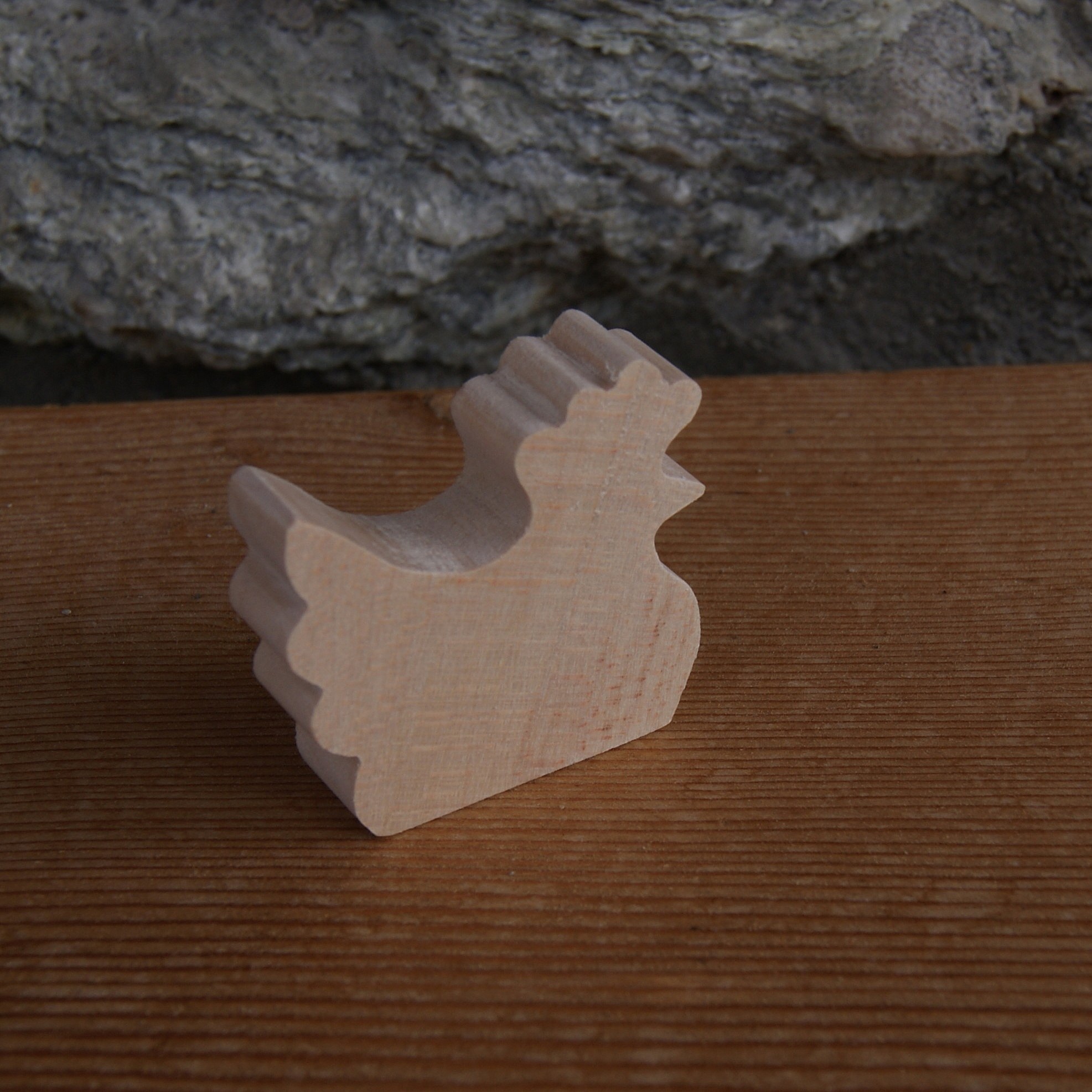 Marque-place poule en bois massif pour décoration de table.