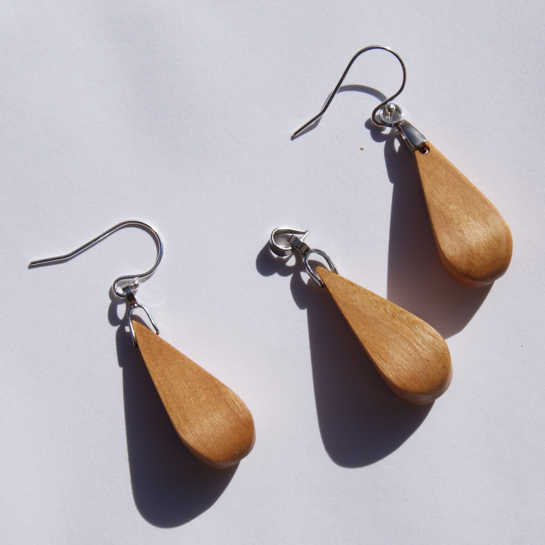 Pendentif gouttelette en bois artisanal fabriqué en Savoie.