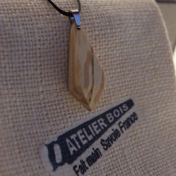 colgante de madera de abedul encerada, joya &eacute;tica, hecho a mano, forma piramidal