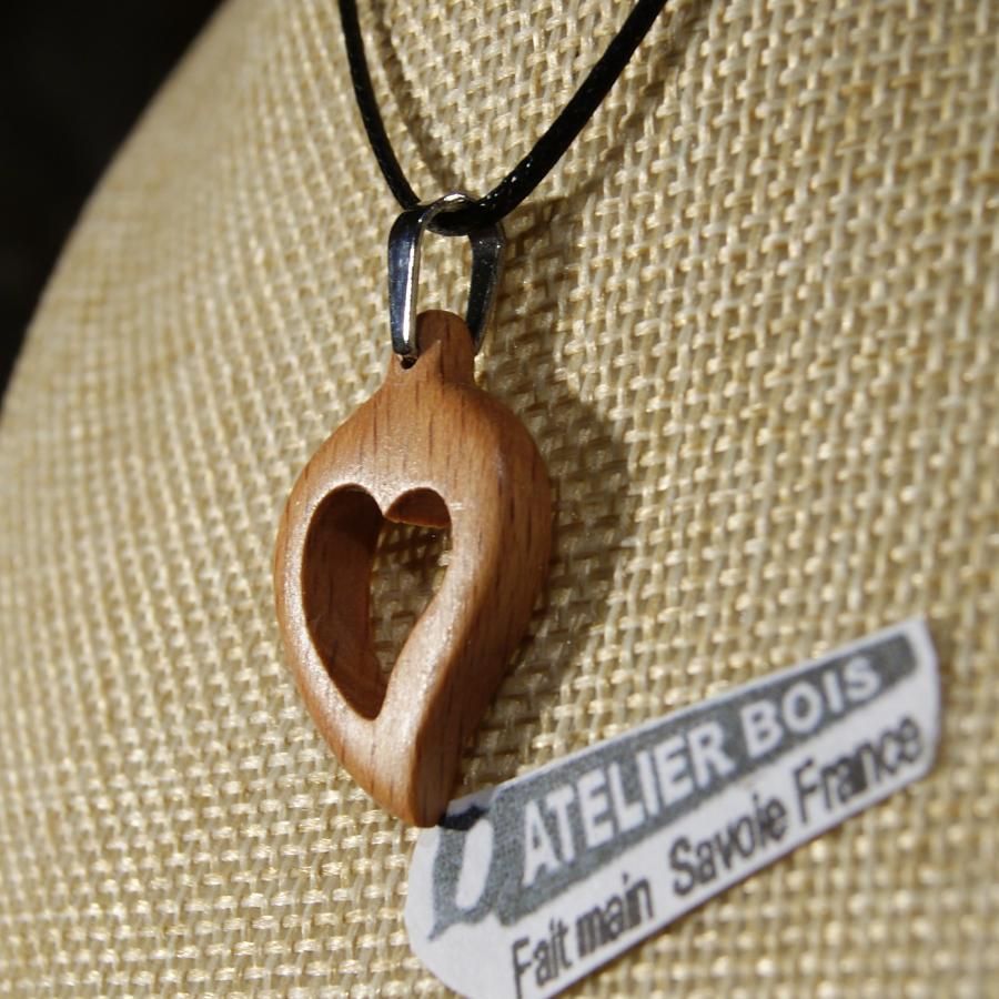 colgante corazón de madera maciza de haya, idea de regalo para una boda de madera, san valentín, joyas de madera y naturaleza, hecho a mano