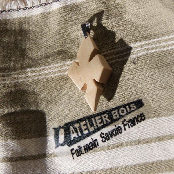 colgante cruz en madera de arce encerada joya &eacute;tica, hecho a mano