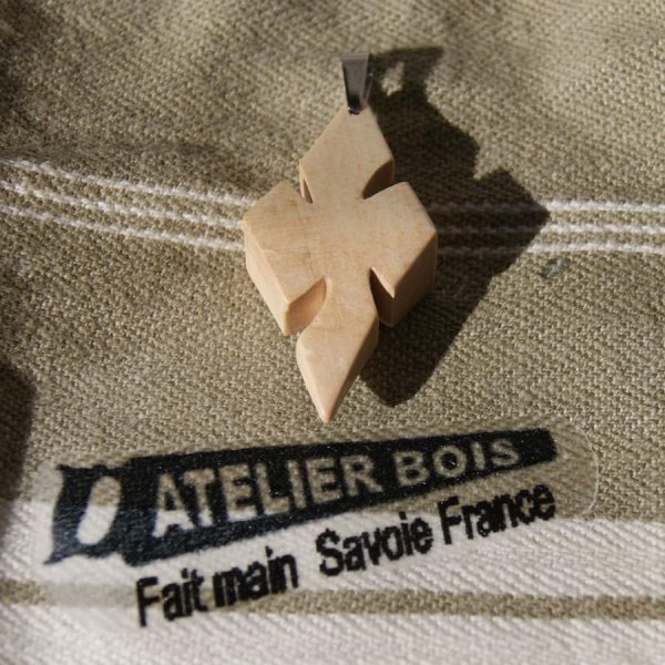 colgante cruz en madera de arce encerada joya &eacute;tica, hecho a mano