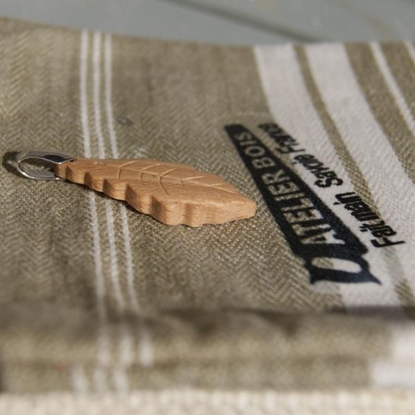 colgante hoja de roble en madera de Haya encerada joya &eacute;tica, hecho a mano