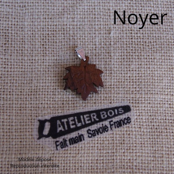 colgante de hoja de arce de madera de haya acanalada encerada joyer&iacute;a &eacute;tica, hecha a mano