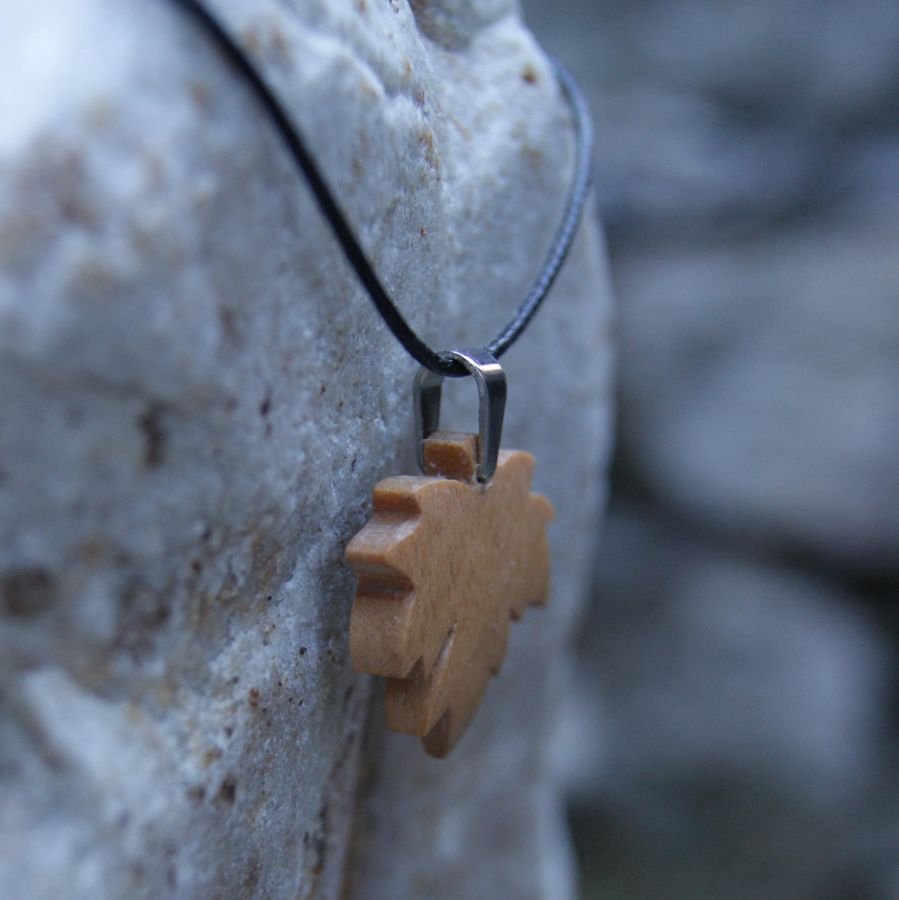 colgante hoja de arce en madera de cerezo encerada joya ética 