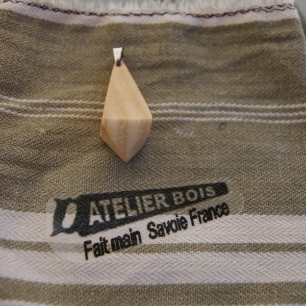 colgante de madera de fresno encerado, joya &eacute;tica, hecho a mano, forma piramidal