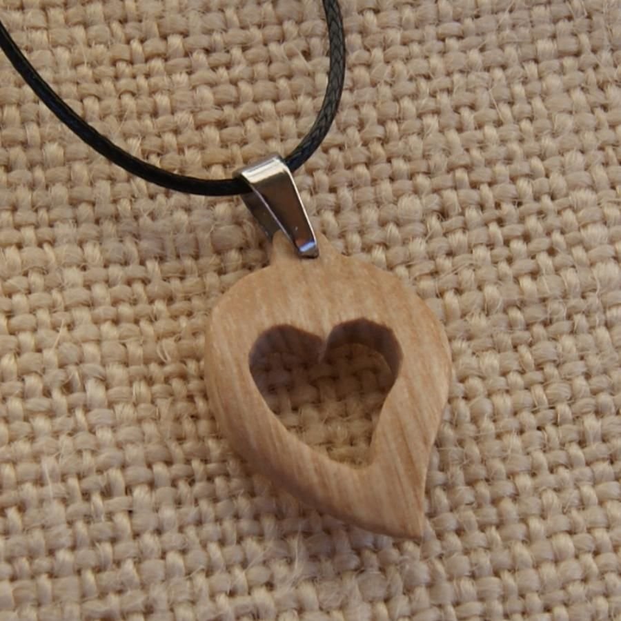 colgante corazon de fresno, boda de madera, san valentin, joyas de madera y naturaleza, artesanales