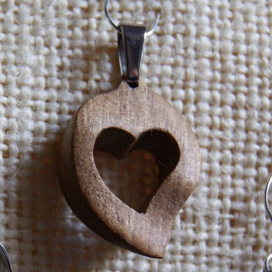 Colgante corazón San Valentín madera de nogal naturaleza