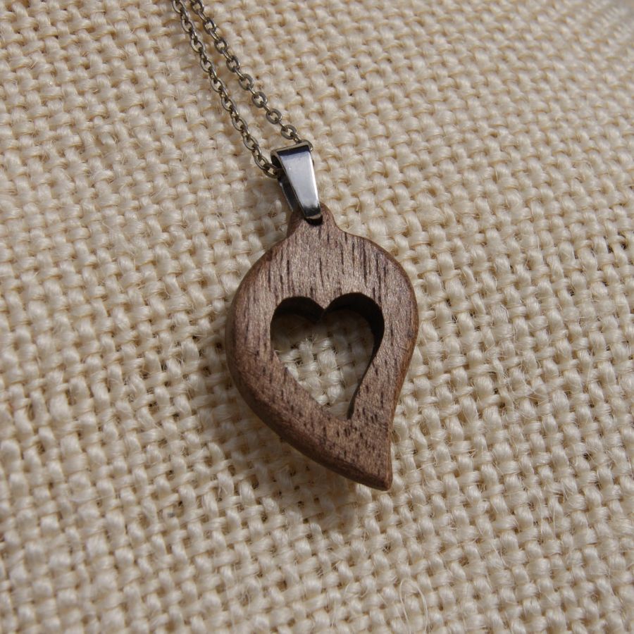 Colgante corazón San Valentín madera de nogal naturaleza