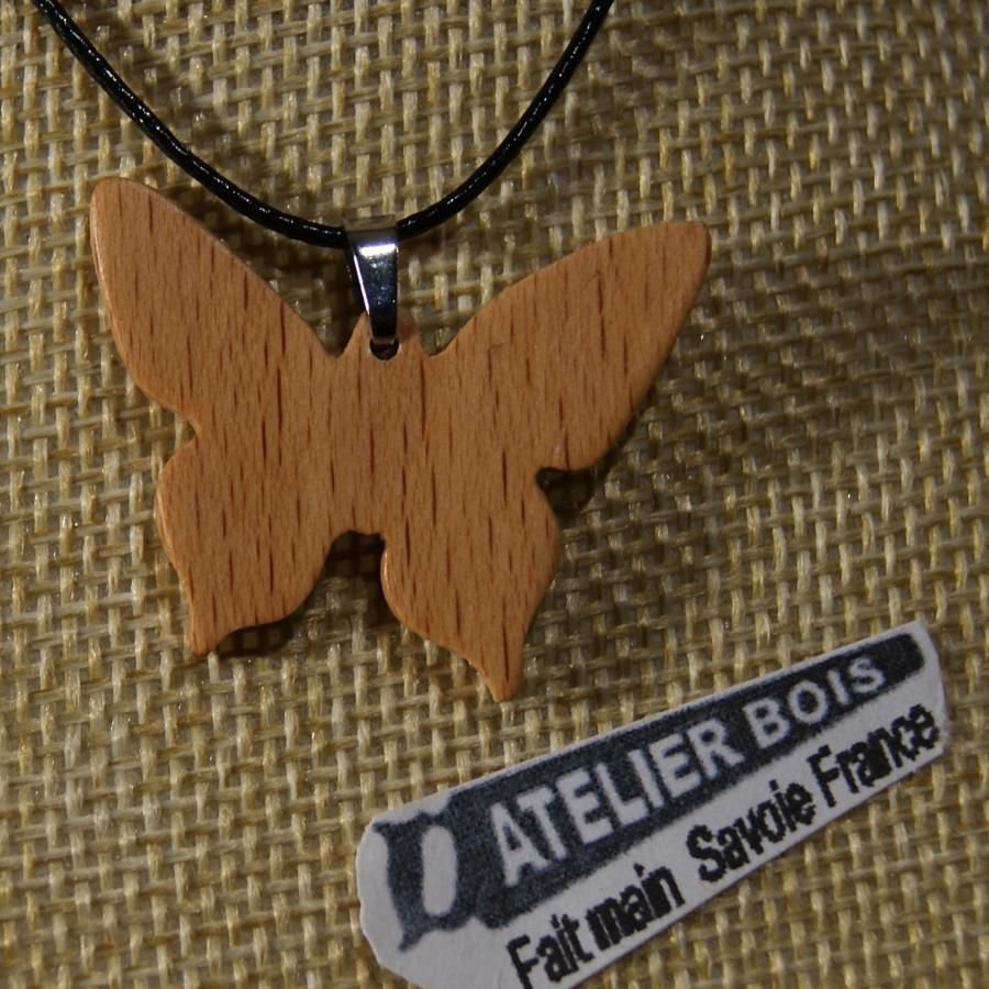 colgante mariposa de madera de haya, joyas artesanales de madera y naturaleza