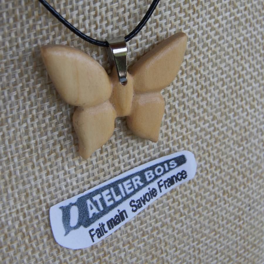 pendentif papillon en bois de merisier bijoux bois et nature, fait main, pendentif été 