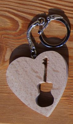 llavero corazón y guitarra, hecho a mano de madera maciza regalo original guitarrista, músico música