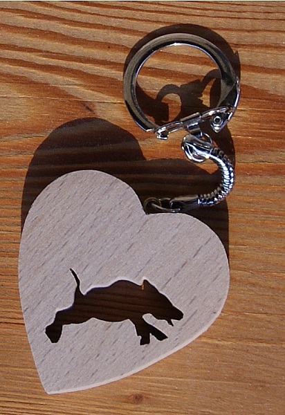 llavero de coraz&oacute;n y jabal&iacute; para cazadores