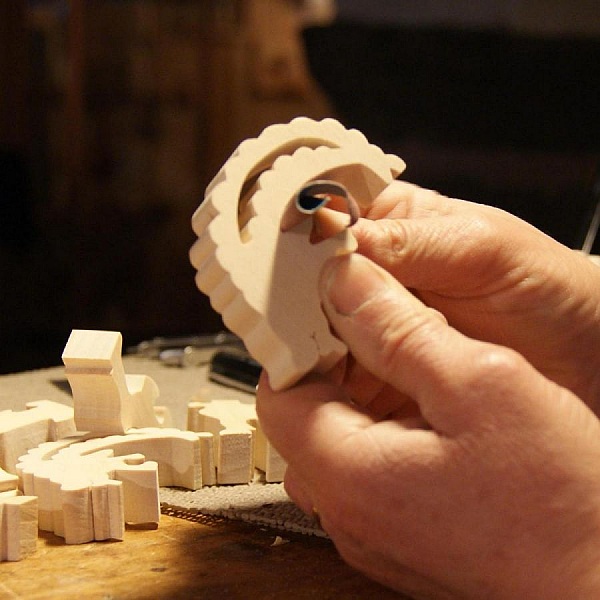 Fabrication artisanale d'un puzzle en bois de hêtre.