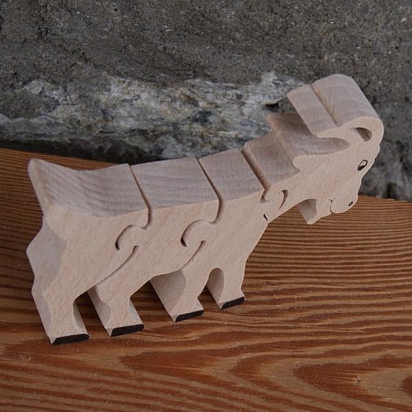 Puzzle chèvre en bois de hêtre fait main 4 pièces.
