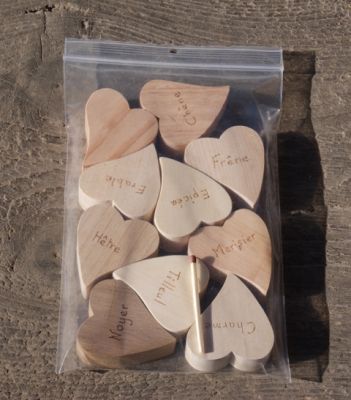 Bolsa de 10 corazones de madera maciza de diferentes especies, grabados a mano