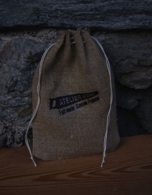 Bolsa de 10 corazones de madera maciza de diferentes especies, grabados a mano