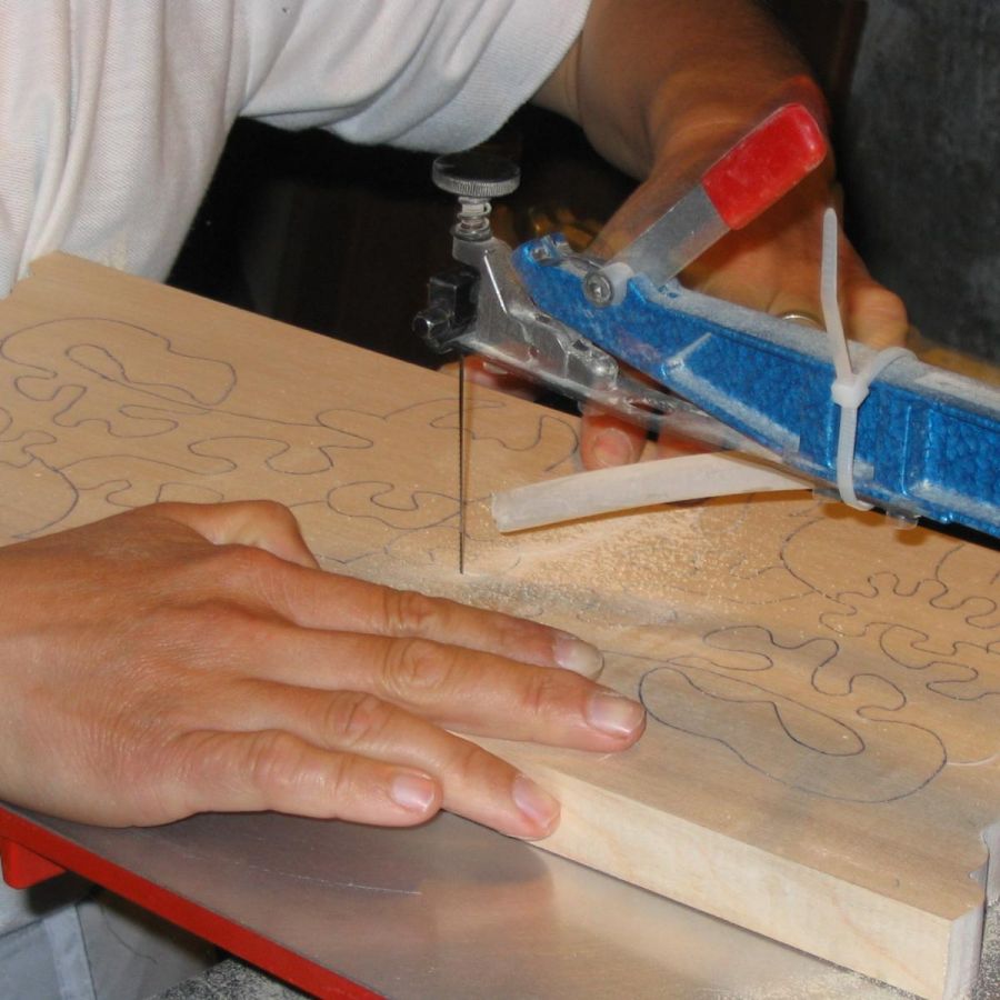 Bolsa de 10 corazones de madera maciza de diferentes especies, grabados a mano