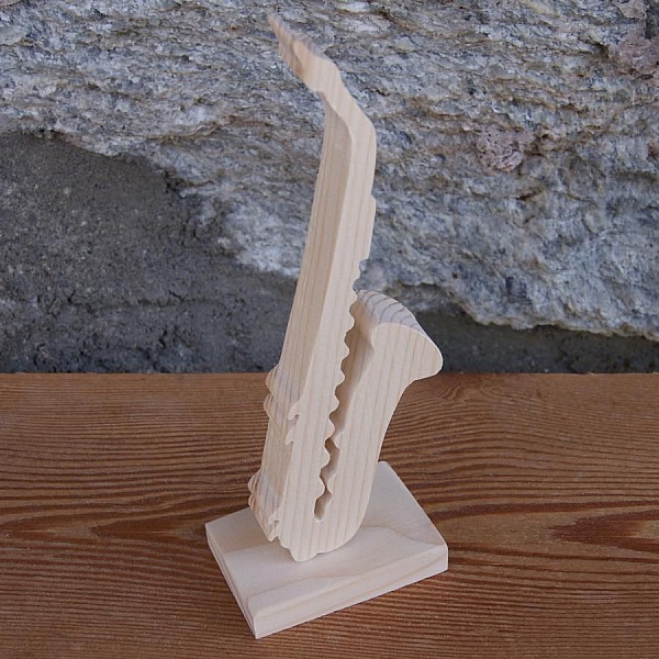 saxof&oacute;n sobre soporte, decoraci&oacute;n de mesa de boda