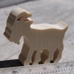Figurita de cabra de madera para decorar