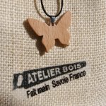 colgante mariposa de madera de haya, joyas artesanales de madera y naturaleza