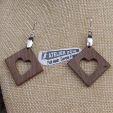 pendientes cuadrados con corazon en nogal joyeria etica de madera, boda de madera, San Valentin, hecho a mano