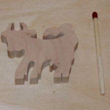 Minifigura de vaca de madera para decorar