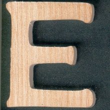 Letra E de madera altura 5cm para pegar
