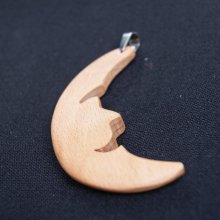 colgante luna de madera de haya, joyas de madera y naturaleza, hecho a mano