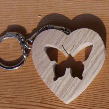 llavero artesanal de corazón y mariposa de madera maciza de haya