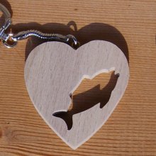 llavero corazón y pez, regalo original y útil para un pescador, hecho a mano de madera maciza